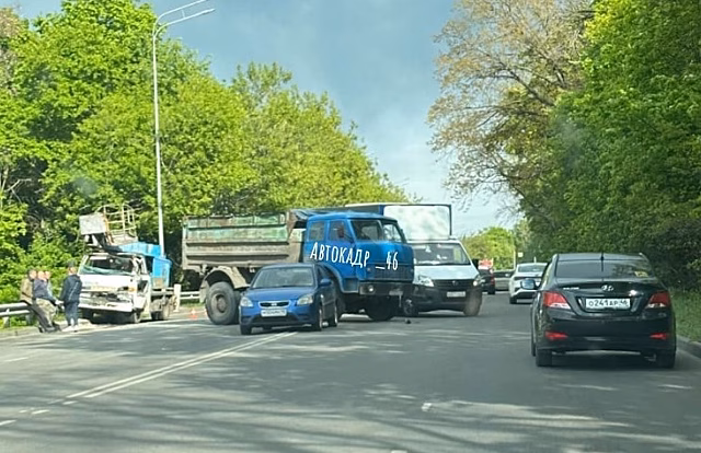 В Курске столкнулись три автомобиля на улице Просторной