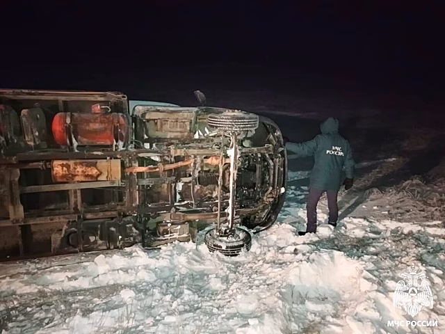 В Оренбуржье водителю, съехавшему в кювет, потребовалась помощь спасателей