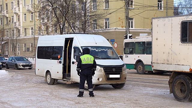 Порядка 20 правонарушений выявили госавтоинспекторы во время рейда по пассажирскому транспорту в Вологде