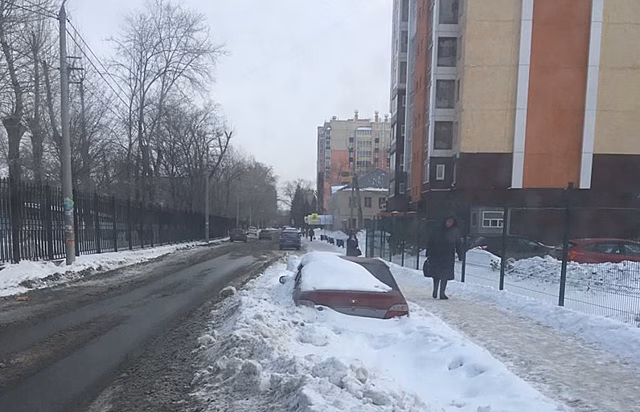 Дорожники не могут очистить Челябинск из-за брошенных вдоль дорог автомобилей