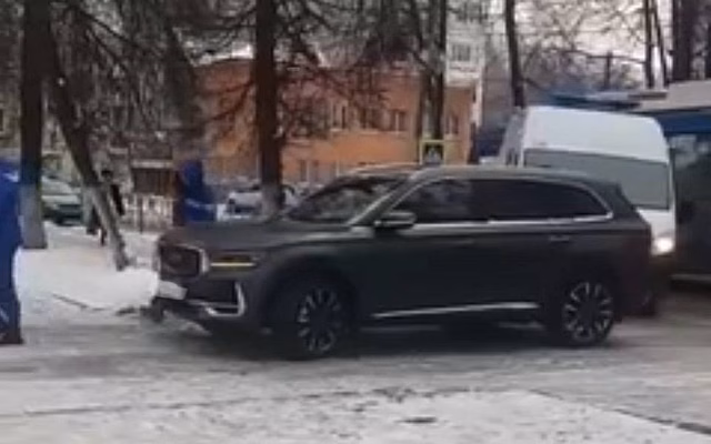 Полиция проверит водителя, перекрывшего дорогу "скорой" у школы №47 в Рязани