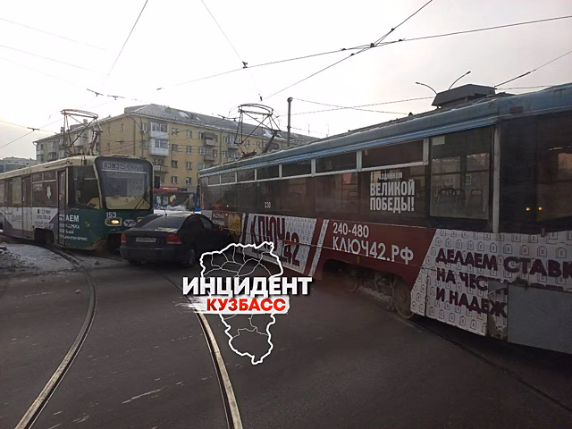 В центре Кемерова машина протаранила трамвай – движение перекрыто