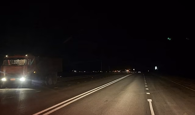 На трассе в Волгоградской области КамАЗ насмерть сбил женщину