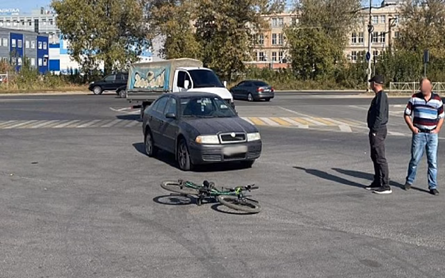 Полиция показала фото ДТП со сбившей велосипедистку Škoda Octavia