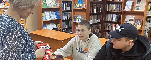 В Петрово-Дальневской библиотеке провели информационный час «Дороги, которые мы выбираем»