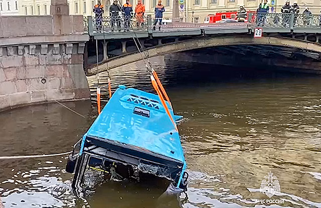 Появились кадры из салона упавшего в Мойку автобуса