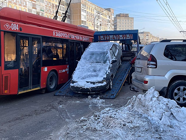 Начали зачистку: в кузбасском городе избавляются от брошенных автомобилей