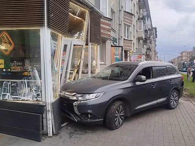 Петербуржец протаранил кофейную лавку