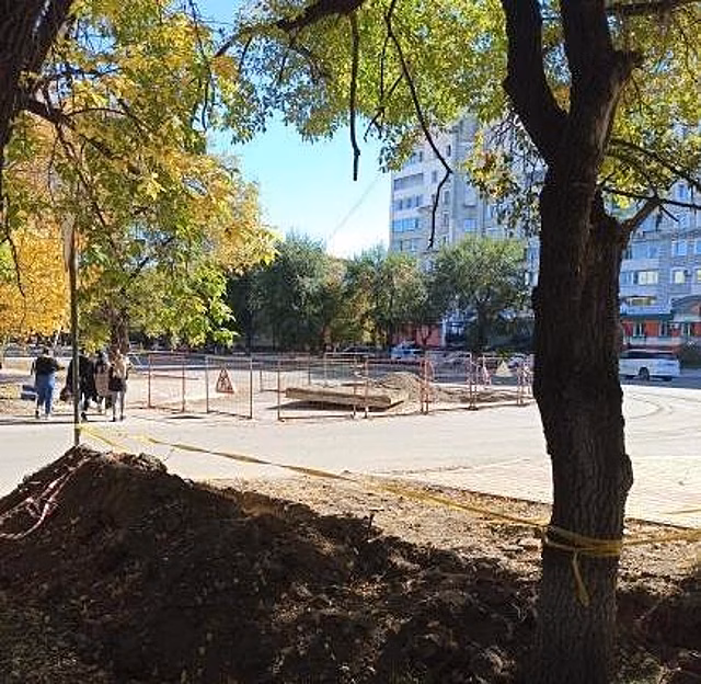 Жители Благовещенска пожаловались, что на улице Горького разрыли вновь уложенный асфальт