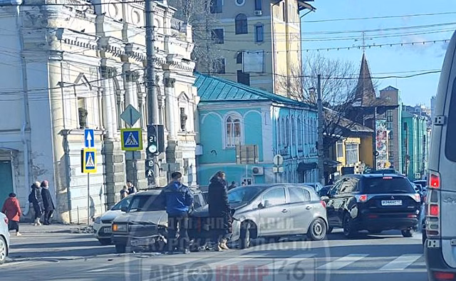 В Курске на улице Дзержинского произошло жесткое двойное ДТП