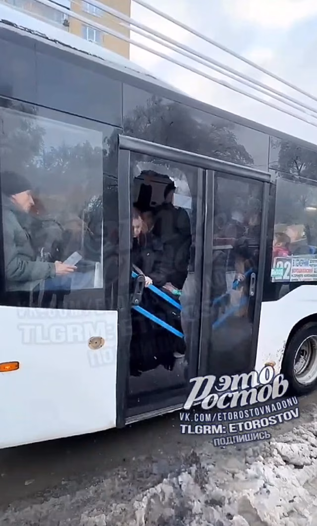 Соцсети: В Ростове у переполненного автобуса лопнуло стекло