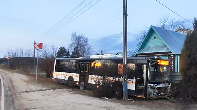 В Подмосковье автобус едва не раздавил частный дом
