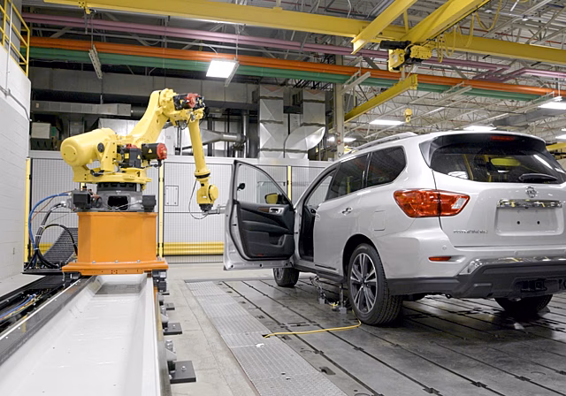 Прочность дверей Nissan испытает Mrs. Doorboto