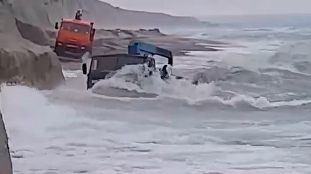 Проезд КамАЗов по Охотскому морю во время шторма сняли на видео