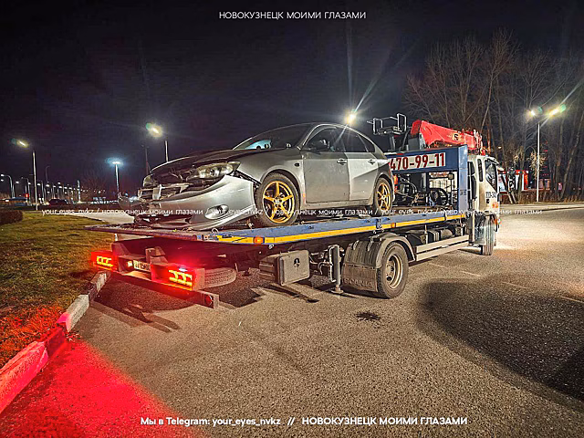 Вылетевший в центр кольца в Новокузнецке автомобиль застрял на препятствии