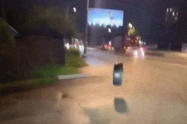 Водитель спас машину от летящего в нее колеса