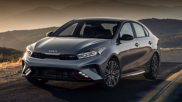 В России замечен в продаже седан Kia Cerato