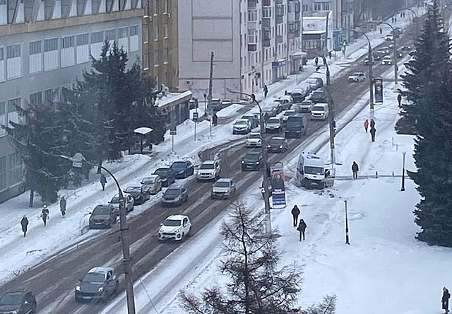 В Курске на улице Радищева в ДТП с машиной скорой помощи пострадала женщина