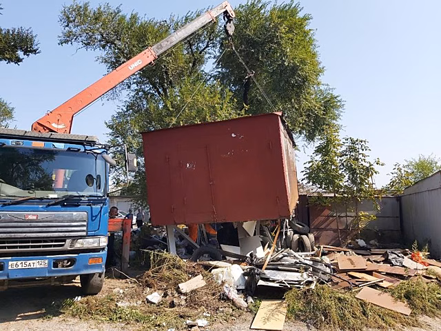 Во Владивостоке продолжают убирать незаконно установленные гаражи