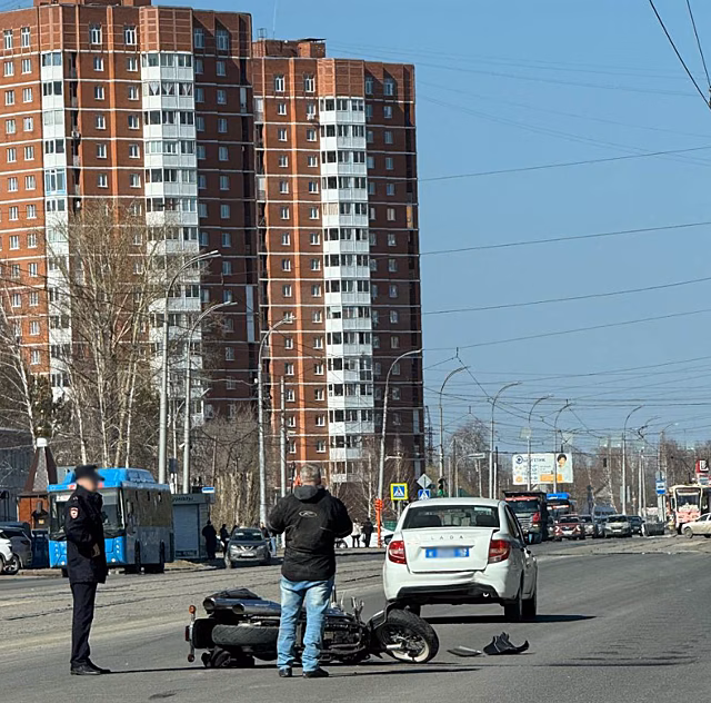Мотоцикл влетел в машину стражей порядка в Кемерове