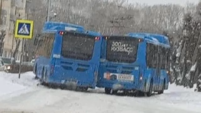 В Новокузнецке столкнулись автобусы: проезд полностью заблокировали
