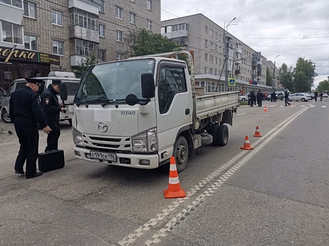В Березовском на пешеходном переходе грузовик насмерть снес 4-летнего ребенка