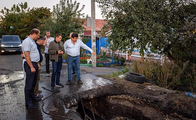 Мэр Курска приехал на улицу Малиновую, где произошла коммунальная авария