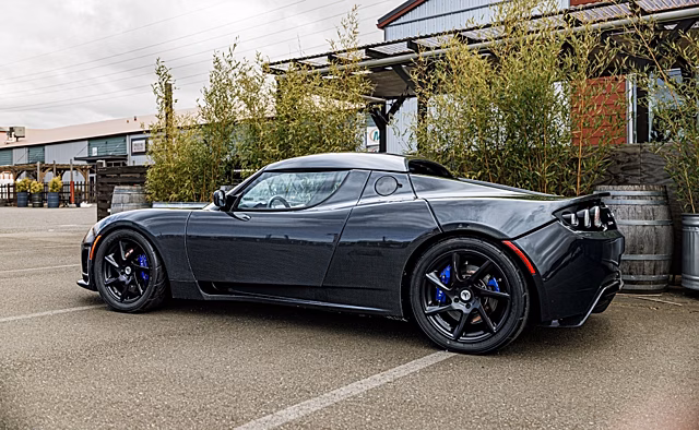 На аукционе продают прототип родстера Tesla Roadster с карбоновым кузовом