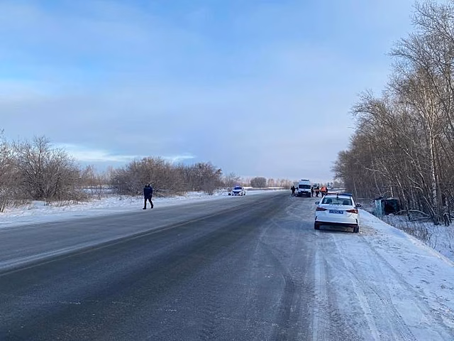 Автобус опрокинулся в кювет под Ярково в Новосибирской области