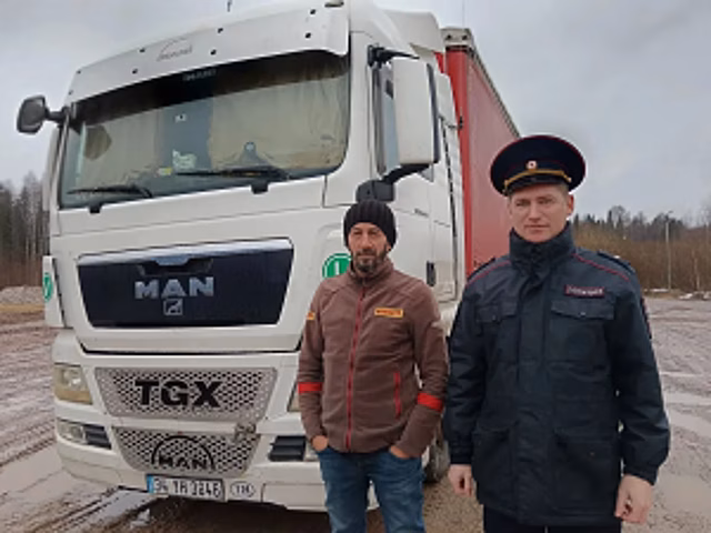 В Костромской области полицейские оказали помощь иностранному водителю-дальнобойщику, попавшему в нештатную ситуацию на трассе