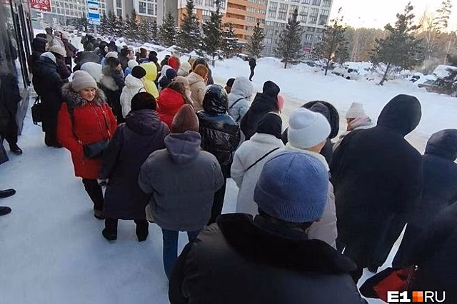 Екатеринбуржцам пришлось час ждать на морозе автобусов из Светлого