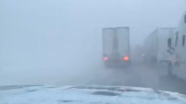 Около 70 автомобилей столкнулись в Канаде из-за непогоды