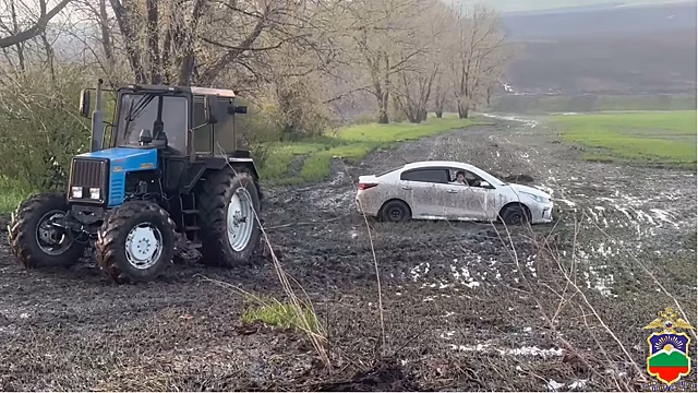 В Карачаево-Черкесии полицейские помогли водителю, машину которого потоком воды унесло с дороги в поле