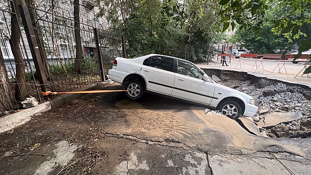 В Новосибирске иномарка провалилась в огромную яму на месте прорыва трубы
