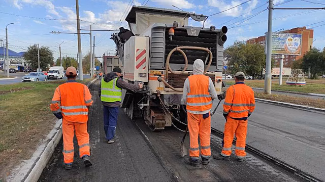 В Оренбурге на улице Терешковой обновляют дорожное покрытие