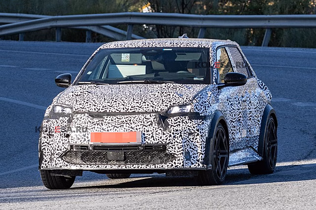 Замаскированный родственник Renault 5 проехался по югу Европы