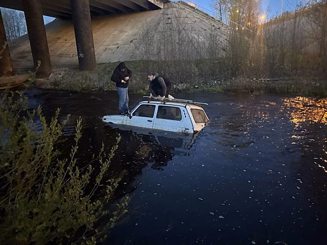 Автомобиль упал в реку в Нижегородской области