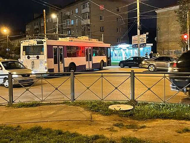Опять «двойка»: на перекрёстке Красной и Борзова троллейбус и Mercedes не поделили дорогу