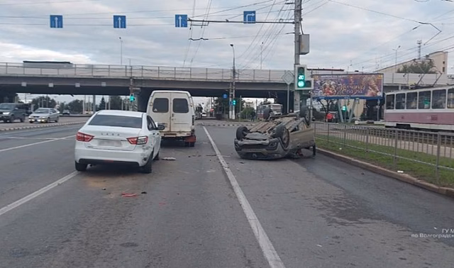 В Волгограде после столкновения с «Ладой» перевернулся «Рено Логан»