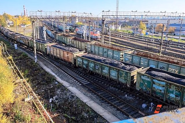 На Среднем Урале грузовой поезд снес автомобиль