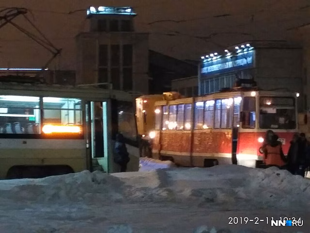 «Все вагоны стоят в обе стороны». Нам Автозаводе у трамвая отвалилось колесо