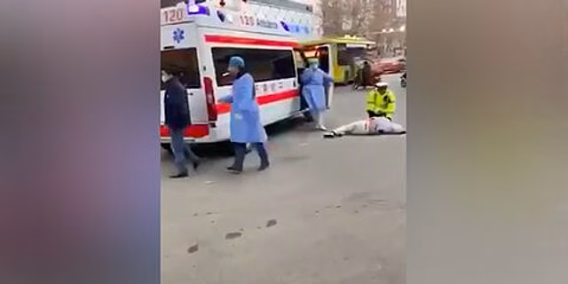 Очевидцы прокомментировали появившиеся в Сети видео падающих на улицах китайцев
