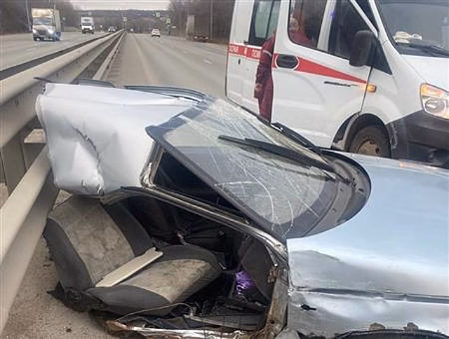 В Волжском районе вазовскую "десятку" разорвало пополам после удара о световую опору