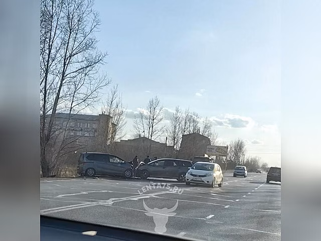 Лобовое столкновение автомобилей произошло в Чите