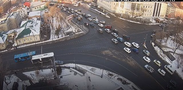 ДТП и вывоз снега стали причиной утренних пробок в центре Владивостока