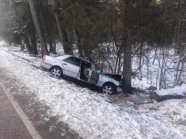 Разогнались и не удержали авто в гололёд: в Калининградской области 2 машины вылетели в кювет