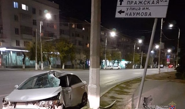 В центре Волгограда «Киа» врезалась в фонарный столб