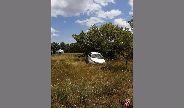 На трассе под Волгоградом опрокинулась легковушка