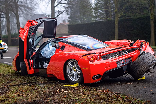 Ferrari Enzo стоимостью 300 млн рублей разбили во время тест-драйва
