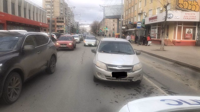 Саратовчанка переходила улицу Московскую в неположенном месте и попала под колеса «Гранты»